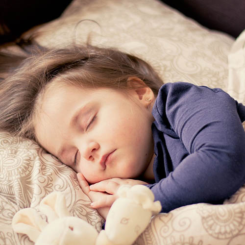  une maman avec son bébé pharmacie Moungang